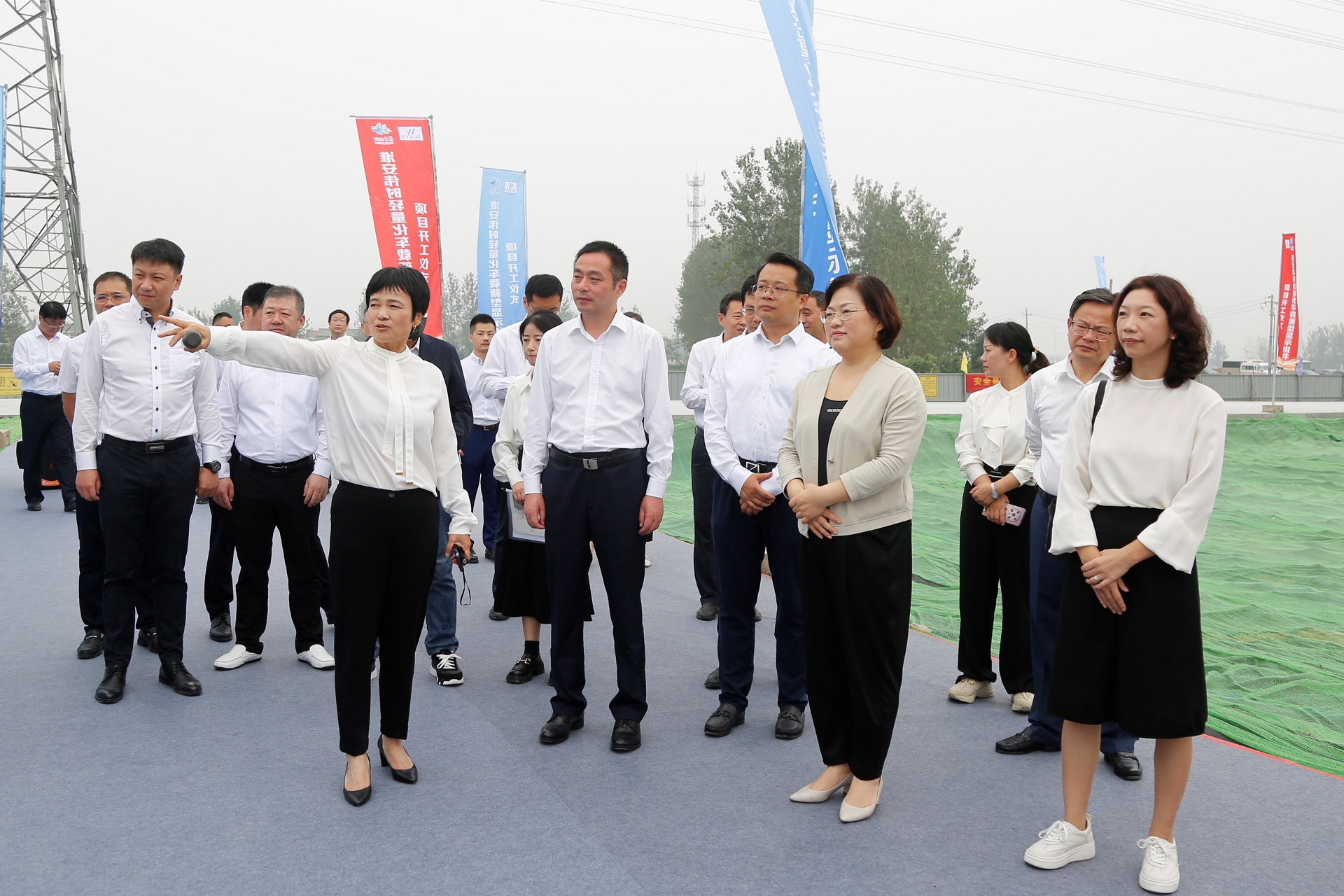 1696670165479772.jpg 淮安乐鱼轻量化车载新型显示组件项目开工建设3.JPG